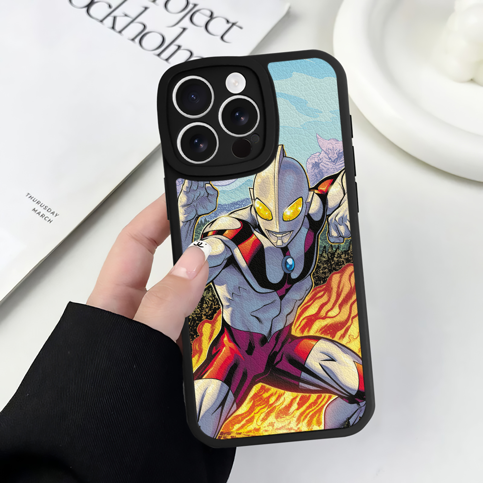 （画像用） ウルトラマン Ultraman 【iPhone 16シリーズ対応】シリコンスマホケース（レザー調） 材質：シリコン